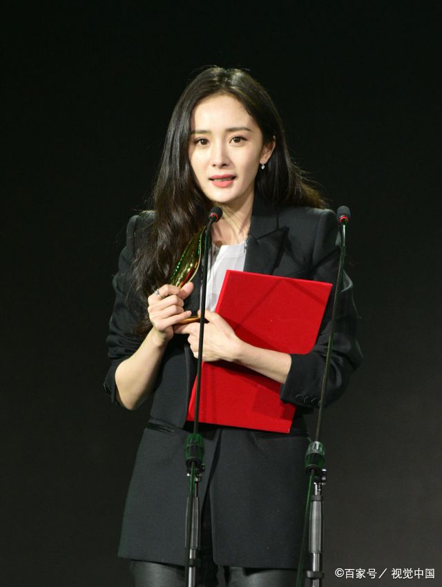 在颁奖现场,杨幂上台领奖并发表获奖感言.